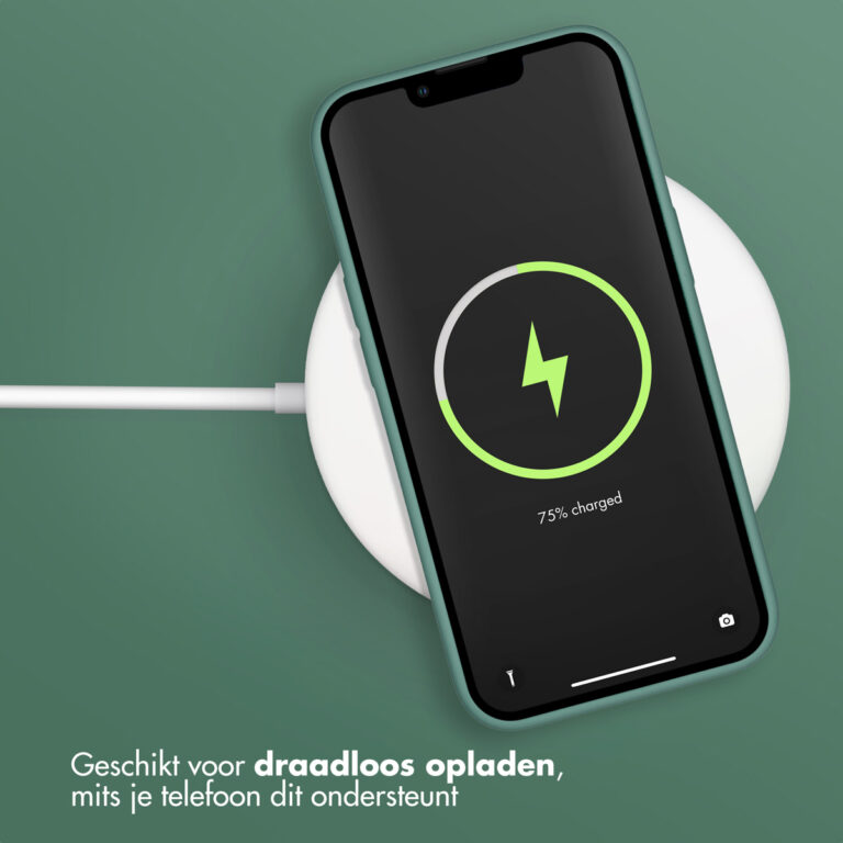 Accezz Liquid Silicone Backcover iPhone 13 - Donkergroen - Afbeelding 2