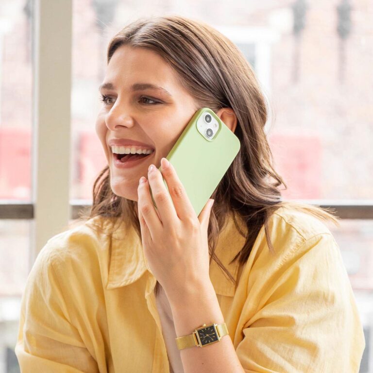 Accezz Liquid Silicone Backcover iPhone 13 - Groen - Afbeelding 8