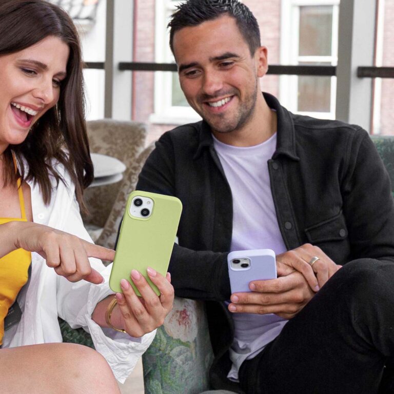 Accezz Liquid Silicone Backcover iPhone 13 - Groen - Afbeelding 9